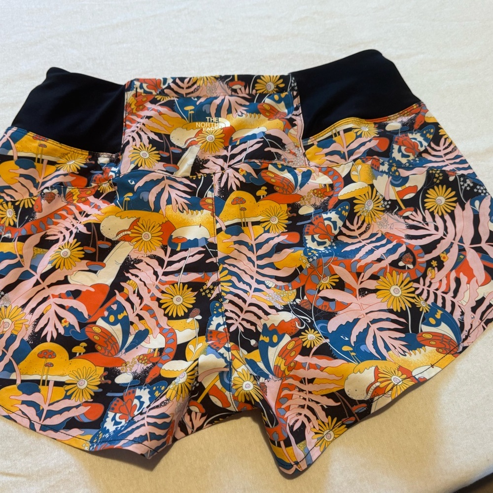 THE NORTH FACE Women Med. Hydrenaline Windwall‎ Black Pink Floral Shorts Women’s - Picture 2 of 8